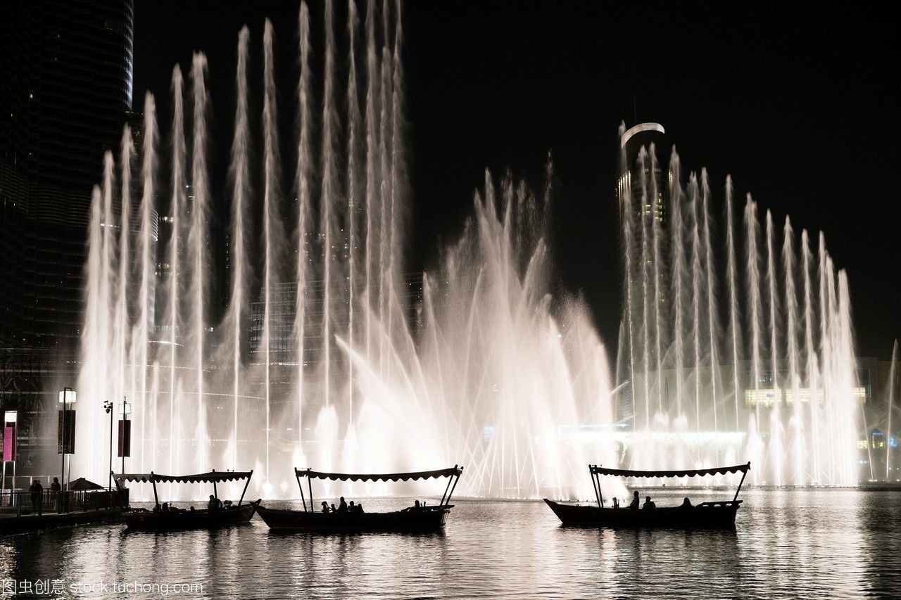迪拜購物中心的小船之旅 噴泉光影中的流動盛宴